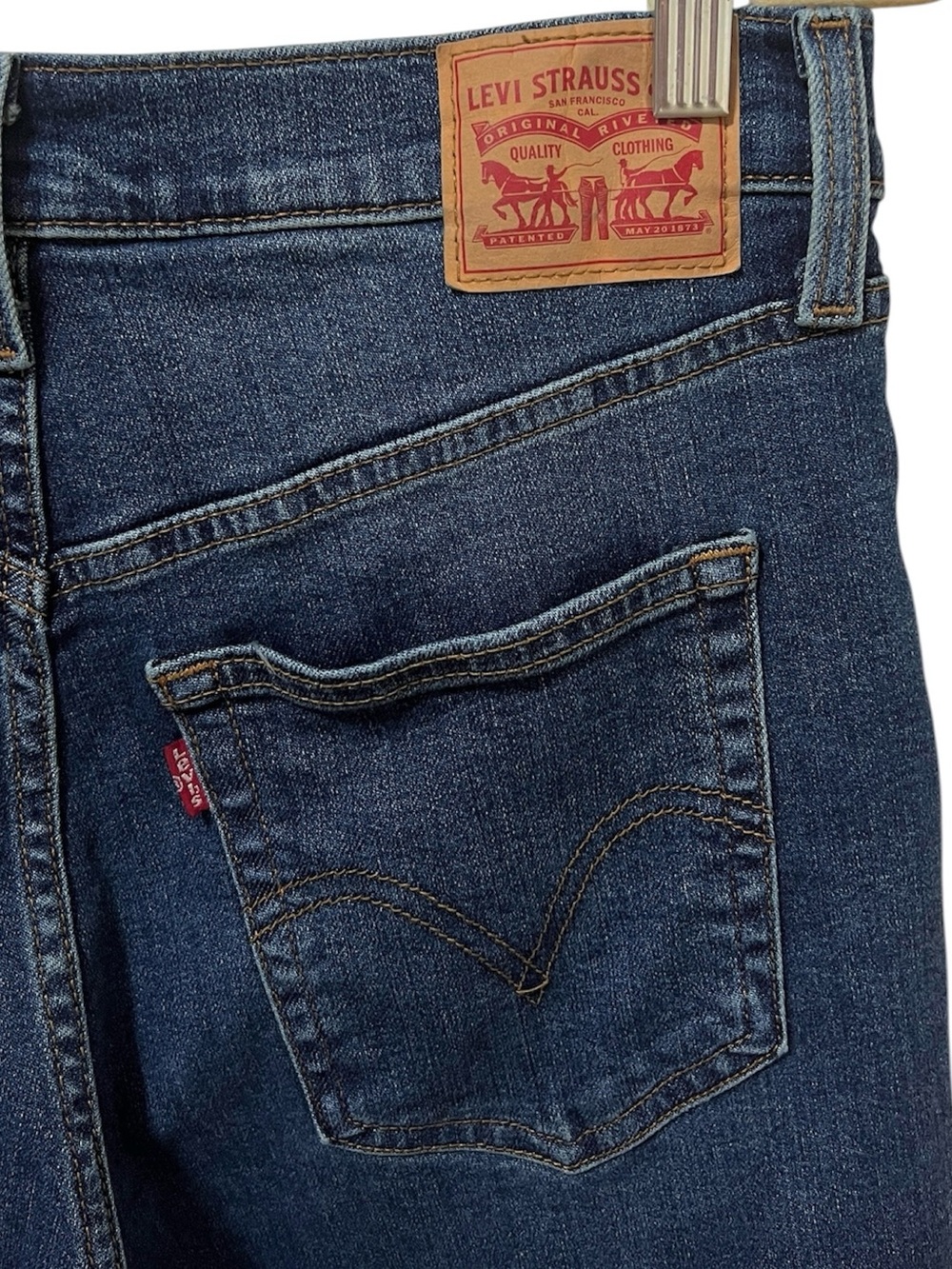 Levi’s High-Waisted Mom Jeans 31 Dark Medium Blue - Picture 7 of 8